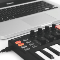 Omnitronic KEY-288 – Controlador MIDI compacto USB