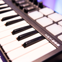 Omnitronic KEY-288 – Controlador MIDI compacto USB